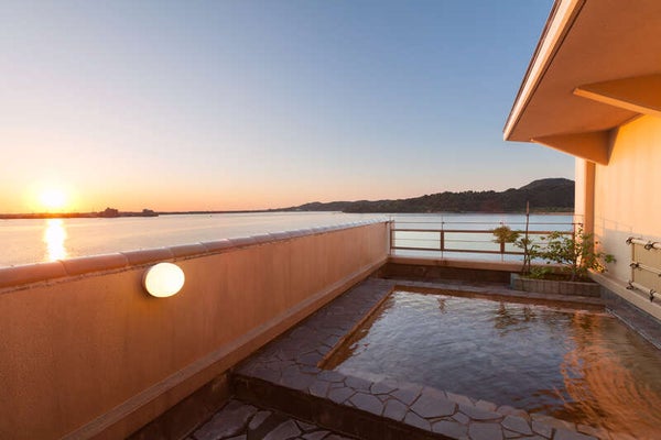 【愛媛県内発】 東郷温泉「湖畔の宿 水明荘」でかに三昧 2日間1